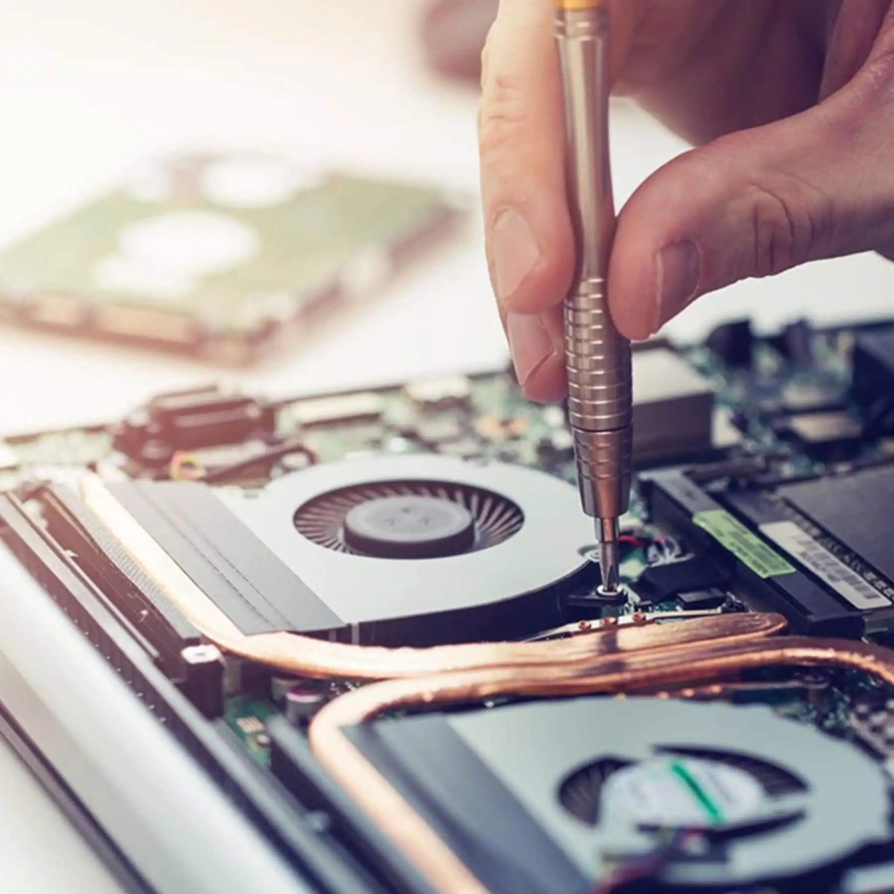 tournevis de précision réparant un carte électronique